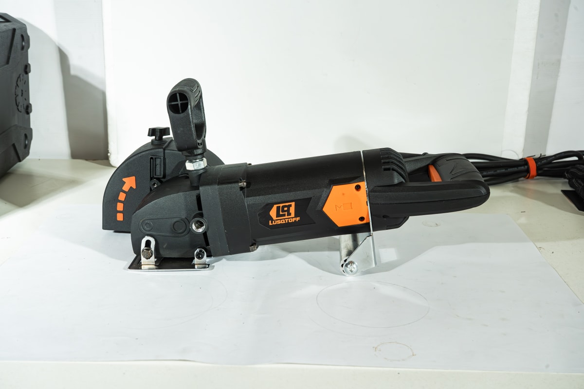 Acanaladora Pared 2400W 6500 RPM Corte 30x38mm Disco 135mm + 5 Discos Diamantados + Maletín ACPL2400-9 - Lusqtoff
