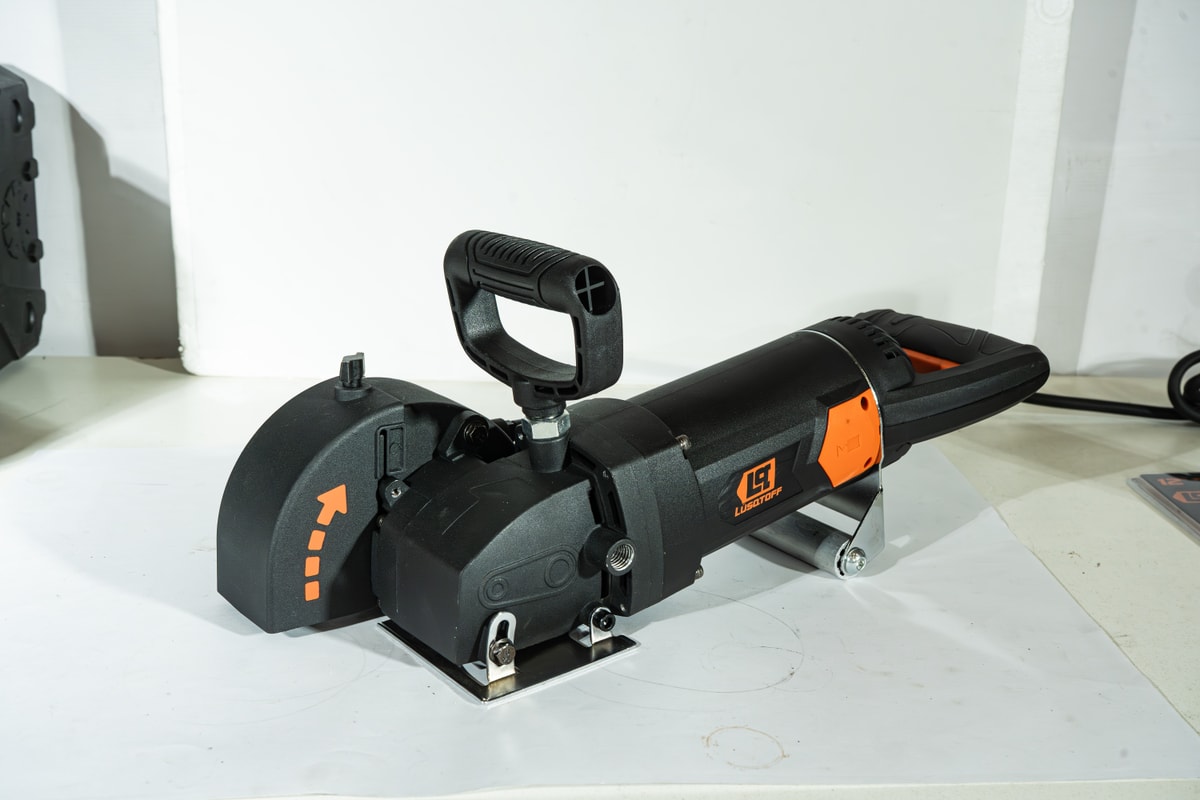 Acanaladora Pared 2400W 6500 RPM Corte 30x38mm Disco 135mm + 5 Discos Diamantados + Maletín ACPL2400-9 - Lusqtoff