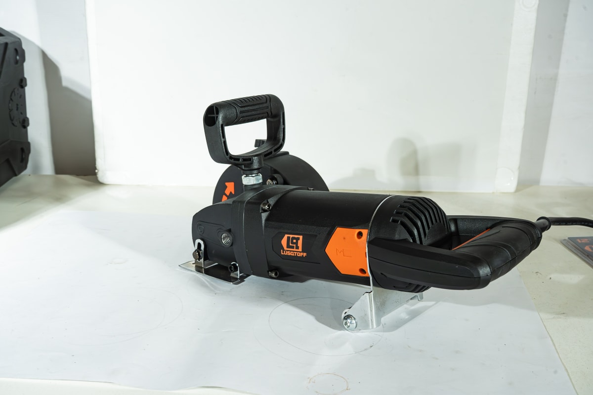 Acanaladora Pared 2400W 6500 RPM Corte 30x38mm Disco 135mm + 5 Discos Diamantados + Maletín ACPL2400-9 - Lusqtoff