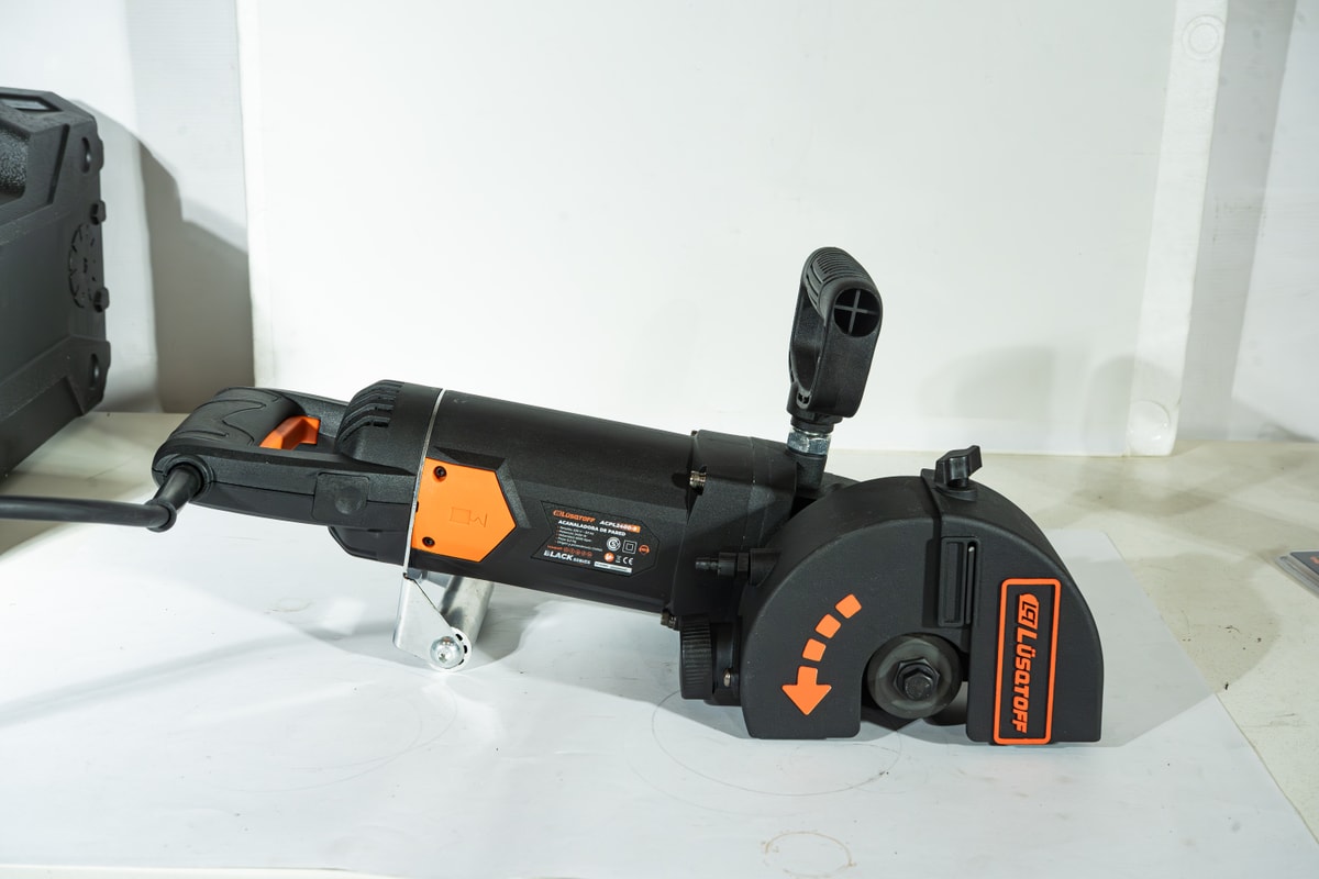 Acanaladora Pared 2400W 6500 RPM Corte 30x38mm Disco 135mm + 5 Discos Diamantados + Maletín ACPL2400-9 - Lusqtoff