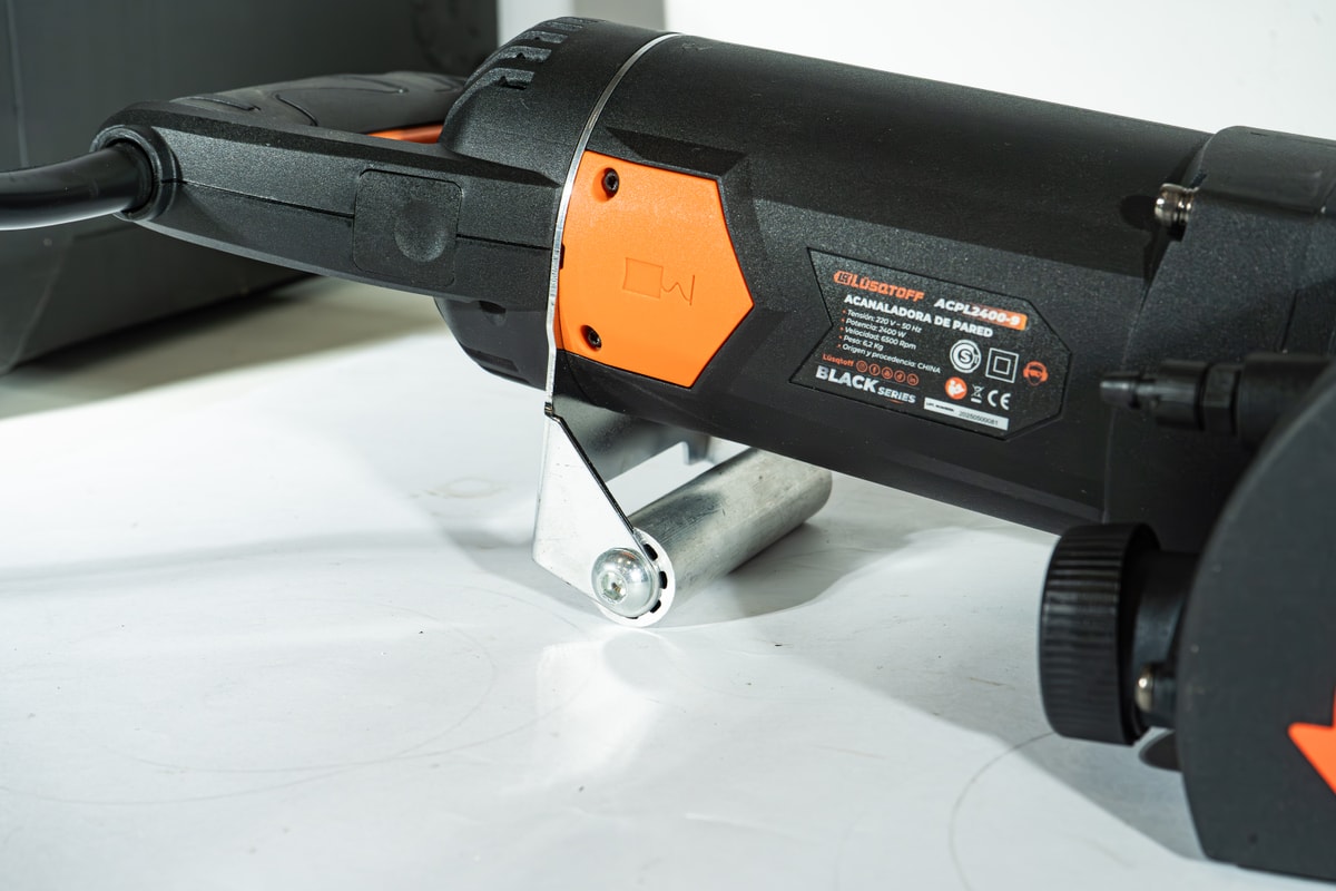Acanaladora Pared 2400W 6500 RPM Corte 30x38mm Disco 135mm + 5 Discos Diamantados + Maletín ACPL2400-9 - Lusqtoff