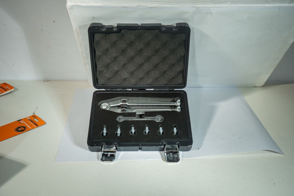 Llave Tuercas Agujeros Ajustable Tipo Compás + Llave Fija + 8 Pasadores L1053 - Lusqtoff