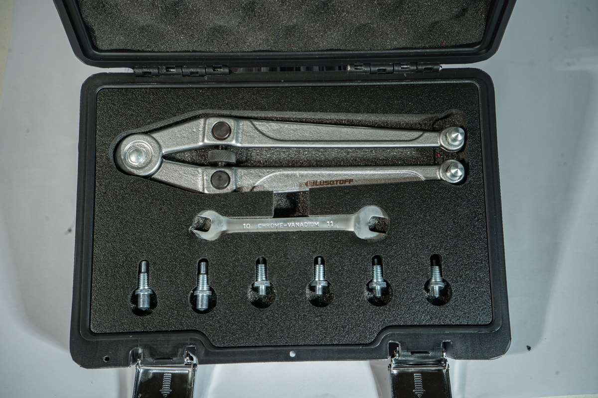 Llave Tuercas Agujeros Ajustable Tipo Compás + Llave Fija + 8 Pasadores L1053 - Lusqtoff