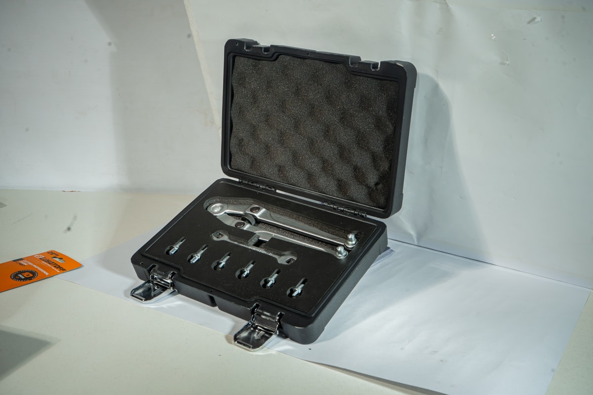 Llave Tuercas Agujeros Ajustable Tipo Compás + Llave Fija + 8 Pasadores L1053 - Lusqtoff