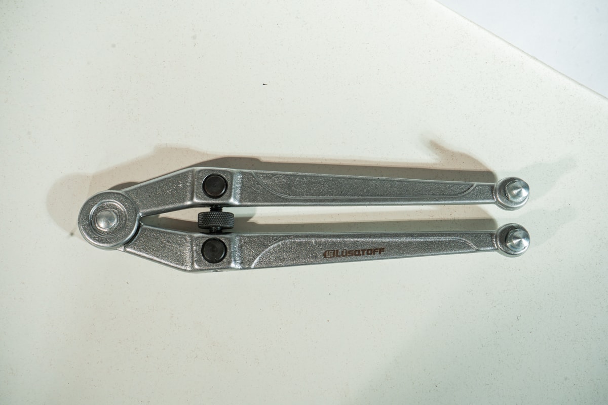 Llave Tuercas Agujeros Ajustable Tipo Compás + Llave Fija + 8 Pasadores L1053 - Lusqtoff