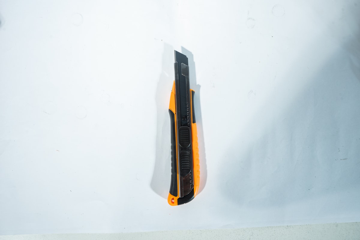 Cutter Magnético 18mm SK5 Carril Metálico L7450 - Lusqtoff