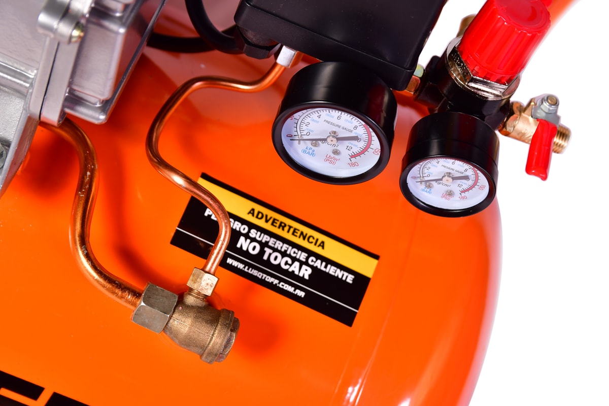 Compresor De Aire 2.5HP 50L + Kit LC-2550BK - Lusqtoff