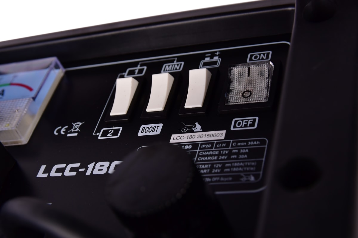 Cargador Arrancador Baterías 12/24V 30A Arranque 180A 500Ah LCC-180 - Lusqtoff
